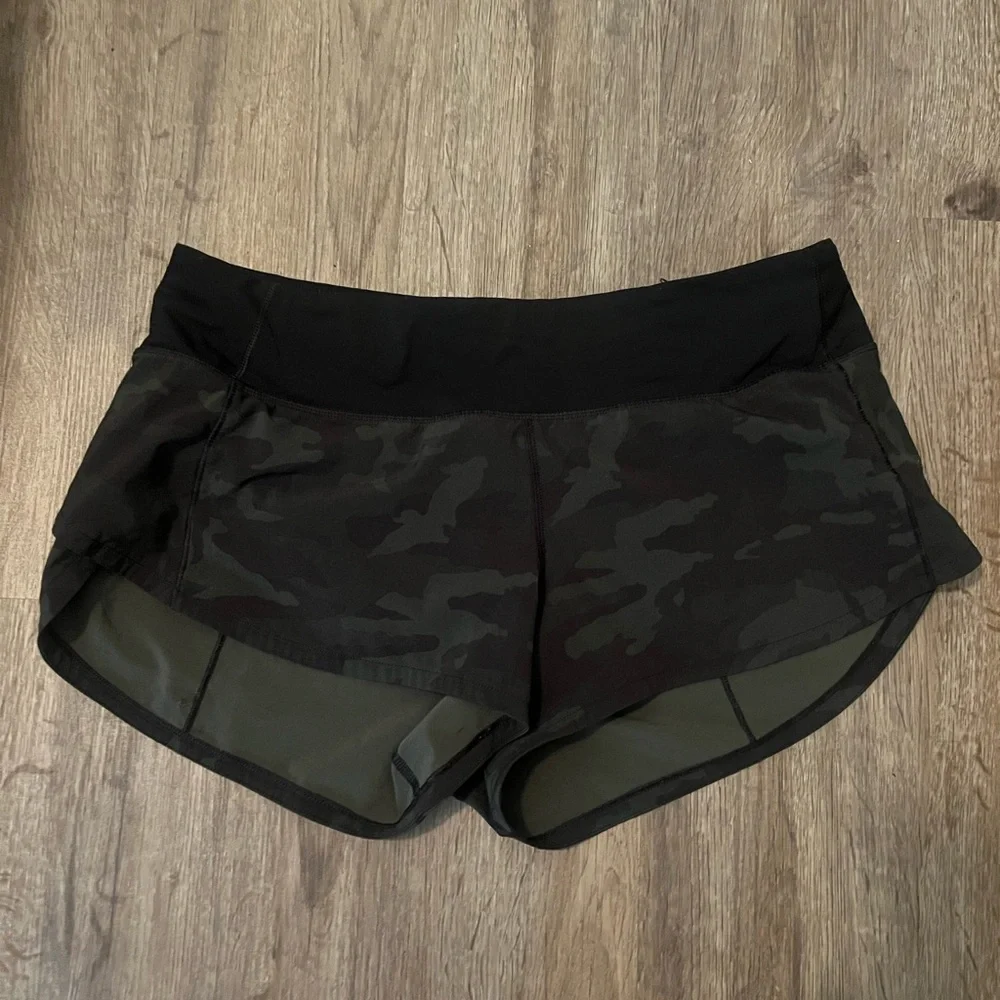 Lululemon Women’s Black Camouflage Active Shorts - Picture 1 of 3